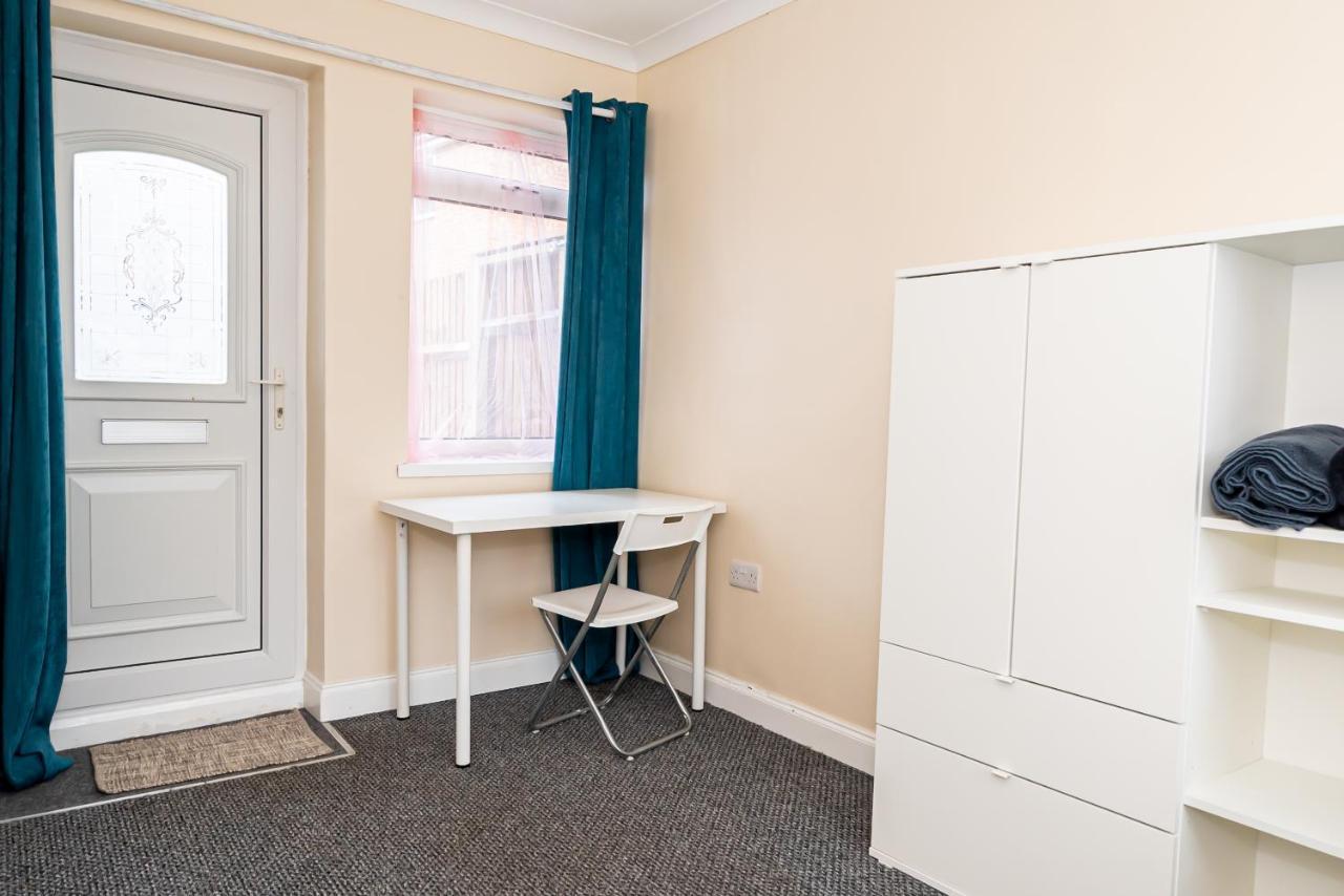 Shirley House 3, Guest House, Self Catering, Self Check In With Smart Locks, Use Of Fully Equipped Kitchen, Close To City Centre, Ideal For Longer Stays, Walking Distance To Bat, 20 Min Drive To Fawley Refinery, Excellent Transport Links 사우샘프턴 외부 사진