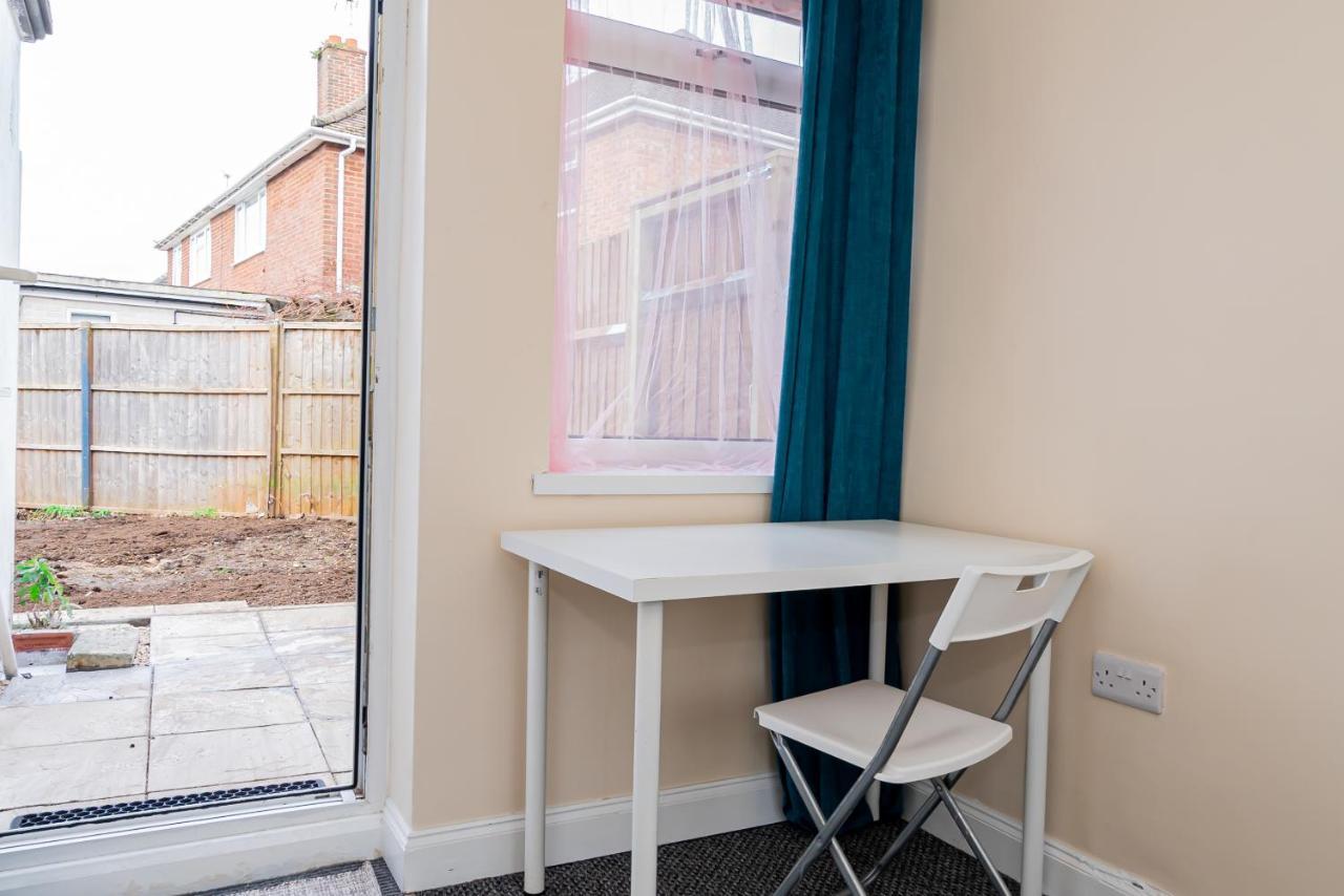 Shirley House 3, Guest House, Self Catering, Self Check In With Smart Locks, Use Of Fully Equipped Kitchen, Close To City Centre, Ideal For Longer Stays, Walking Distance To Bat, 20 Min Drive To Fawley Refinery, Excellent Transport Links 사우샘프턴 외부 사진